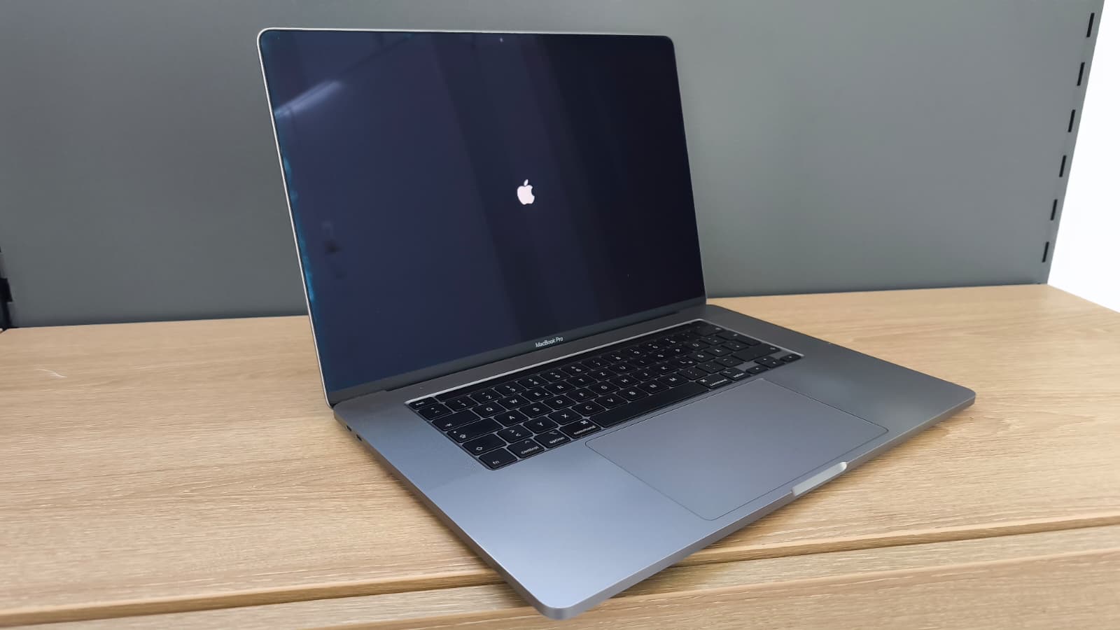 MacBook Pro A2141  16" i7-9750H 32GB DDR 512GB NVMe Radeon Pro MacOS A-Ware18