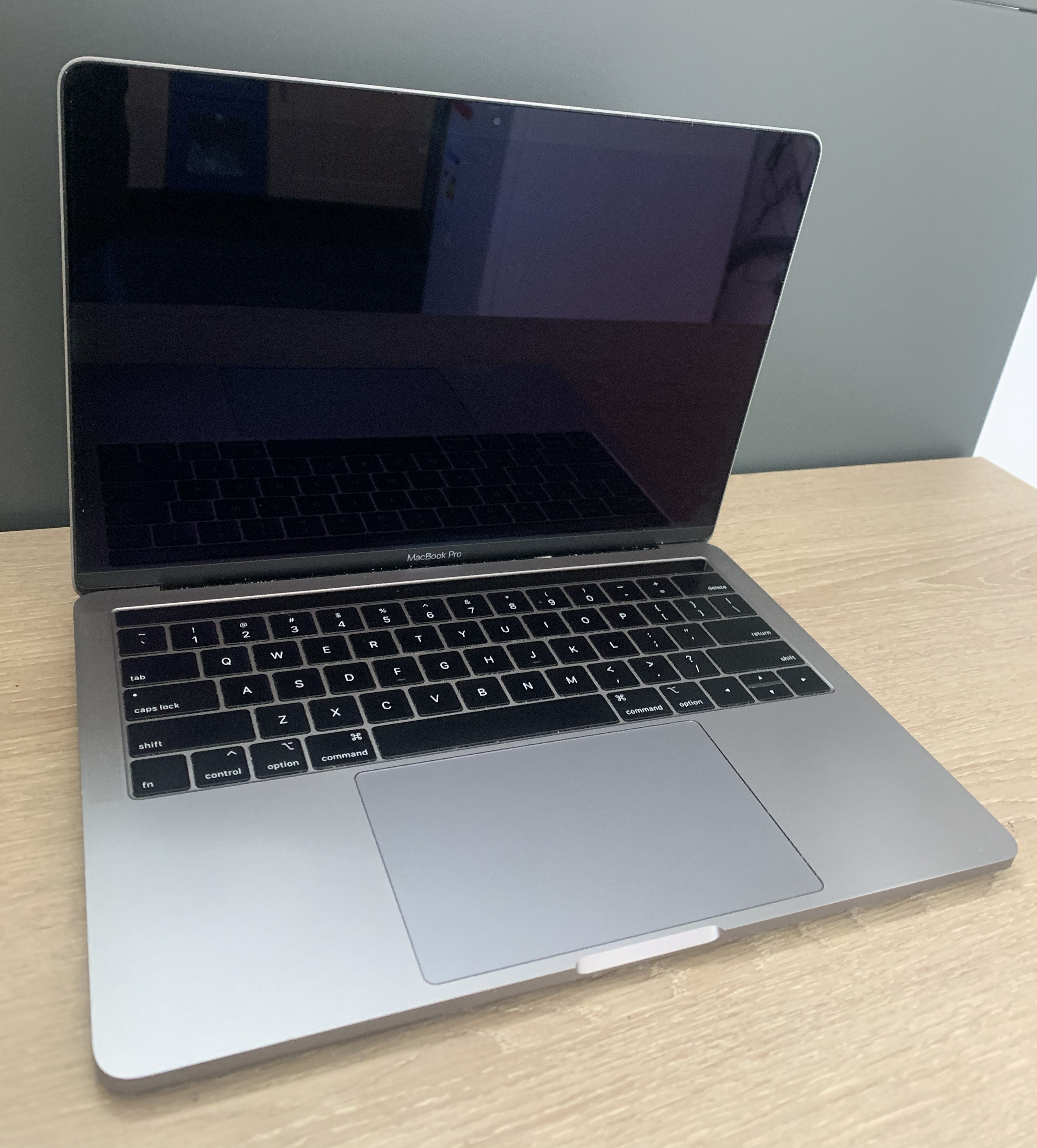 MacBook Pro  A1989 13.3" Touchbar i5-8279U 16GB 256GB NVMe Iris 655 OS A-Ware36