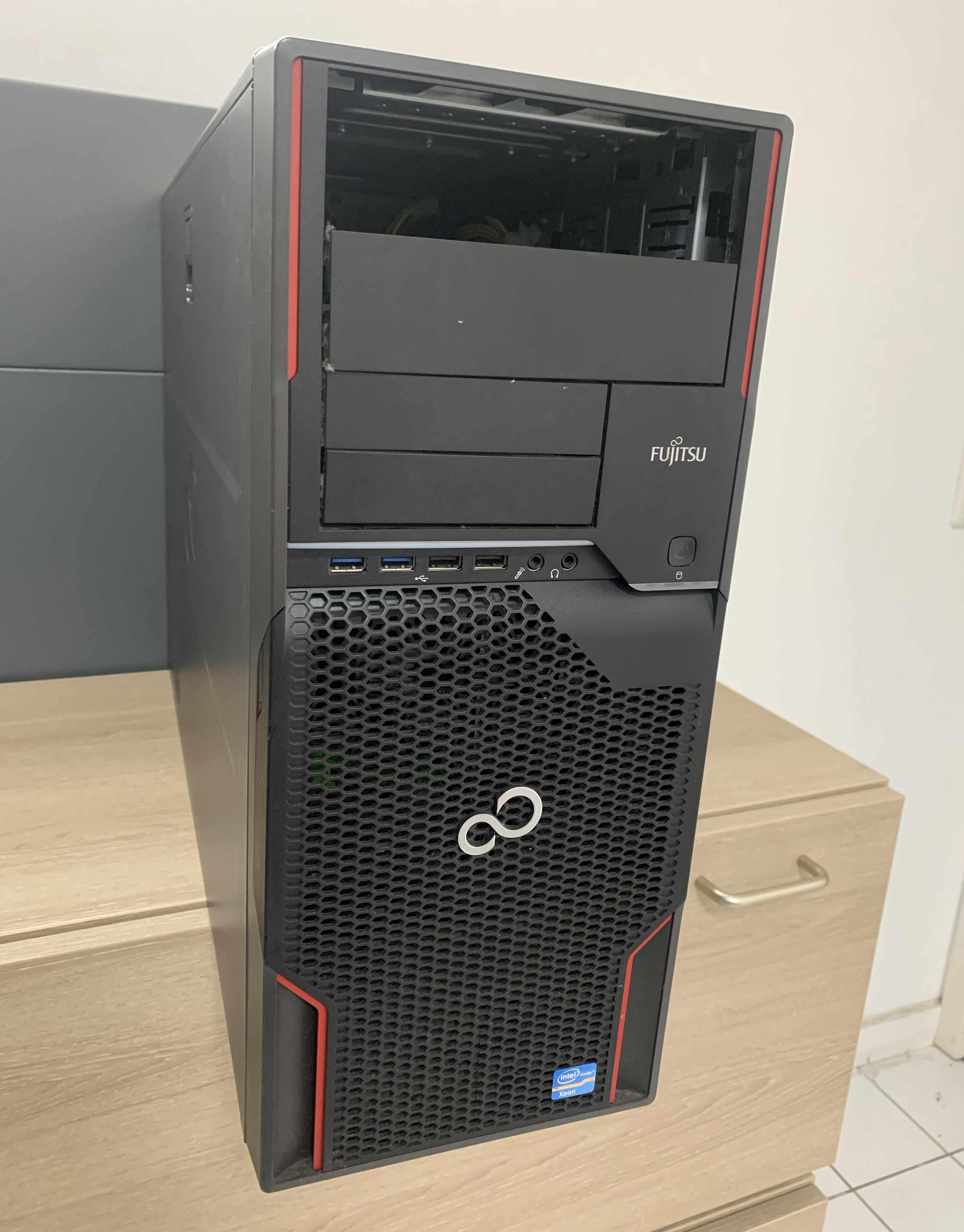 Fujitsu Celsius R920 2x Xeon E5-2665 2.40GHz 24GB DDR Quadro 4000 DVD ohne HDD