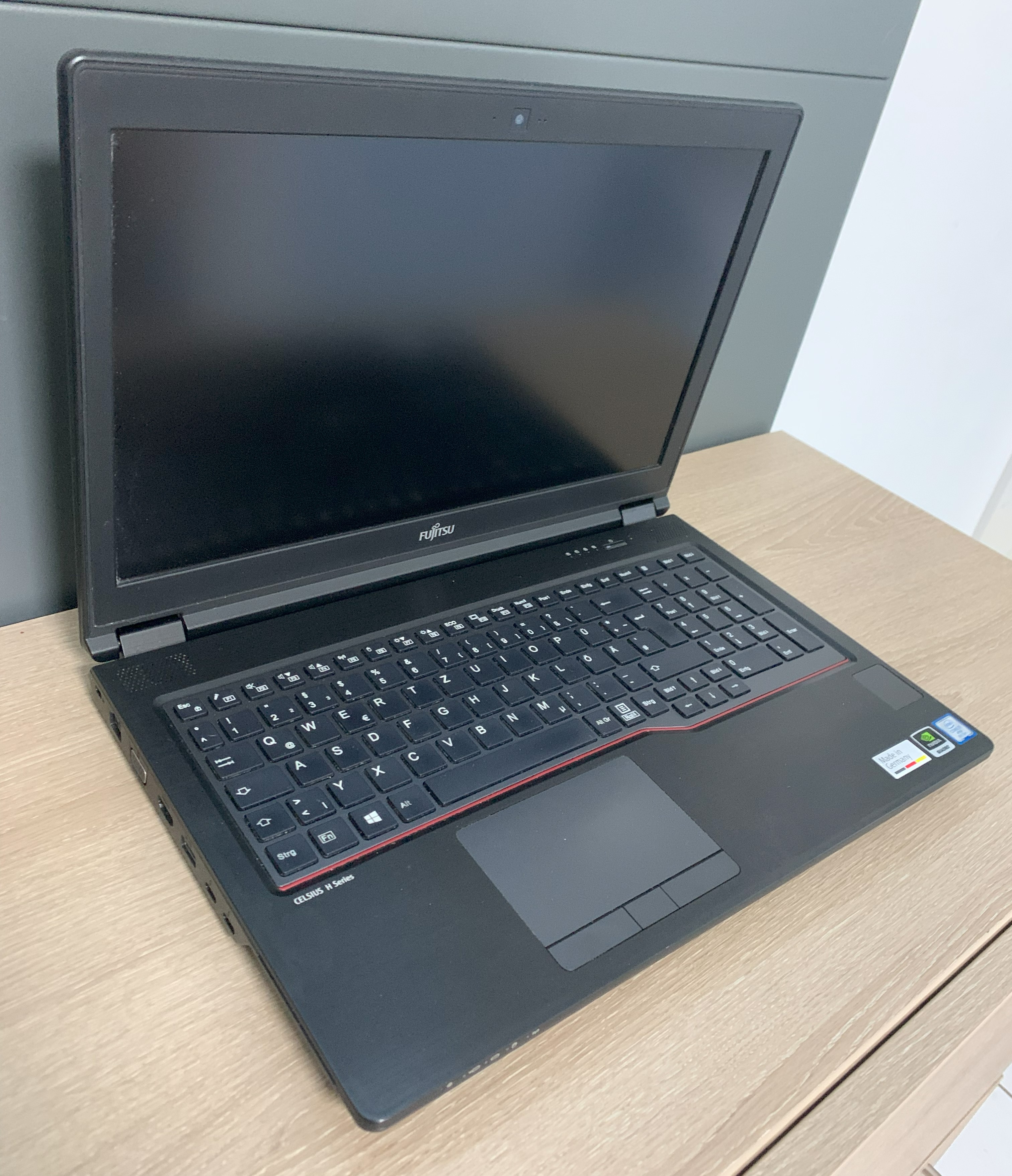 Fujitsu Celsius H780 15,6" i7-8850H 32GB 1TB M.2 SSD P2000 4GB CAM W11 B-Ware3