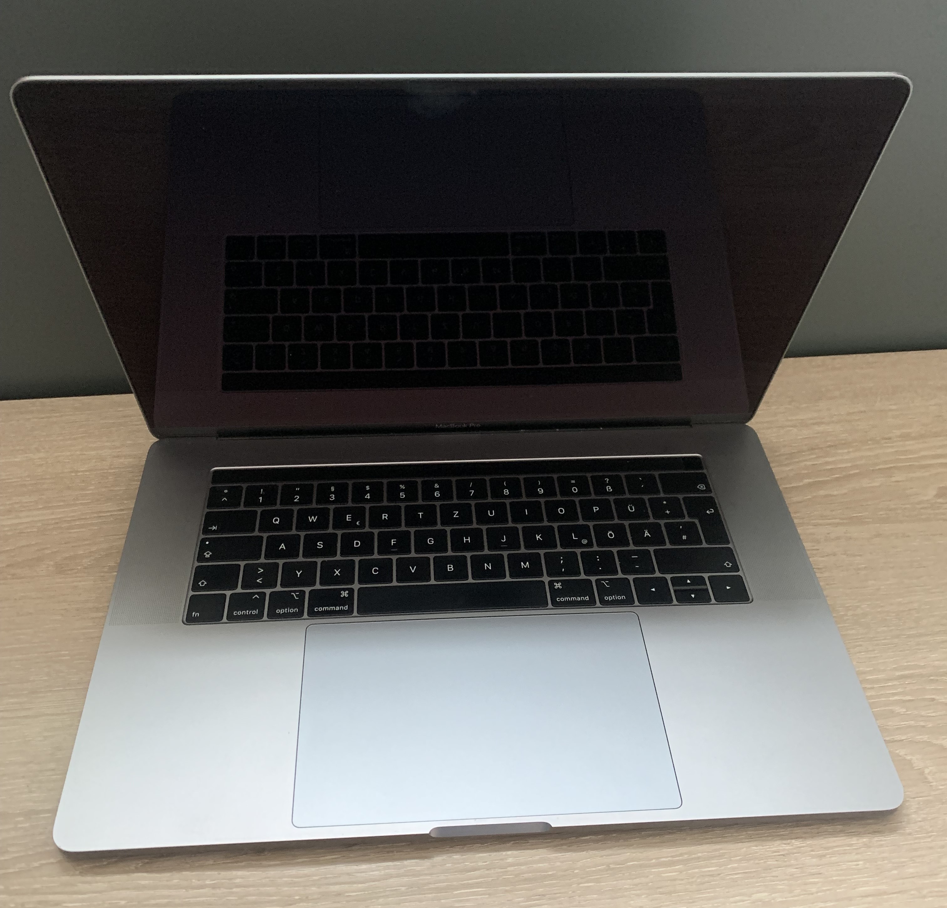 MacBook Pro A1990 15" Touchbar i9-8950HK 32GB DDR 2TB NVMe Radeon macOS Sperre33