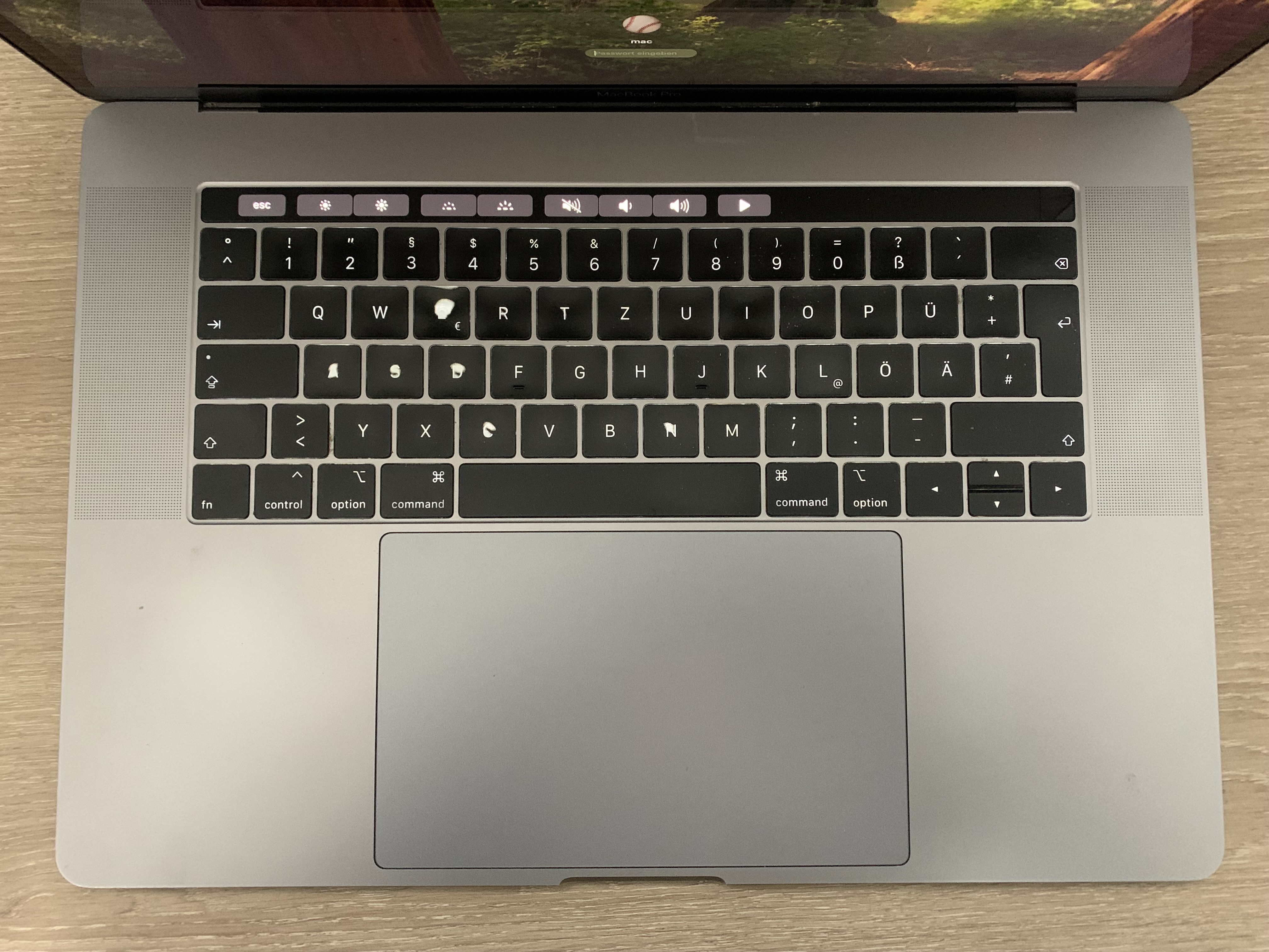 MacBook Pro A1990 Touchbar i7-9750H 16GB DDR 256GB NVMe Pro 560X macOS B-Ware3