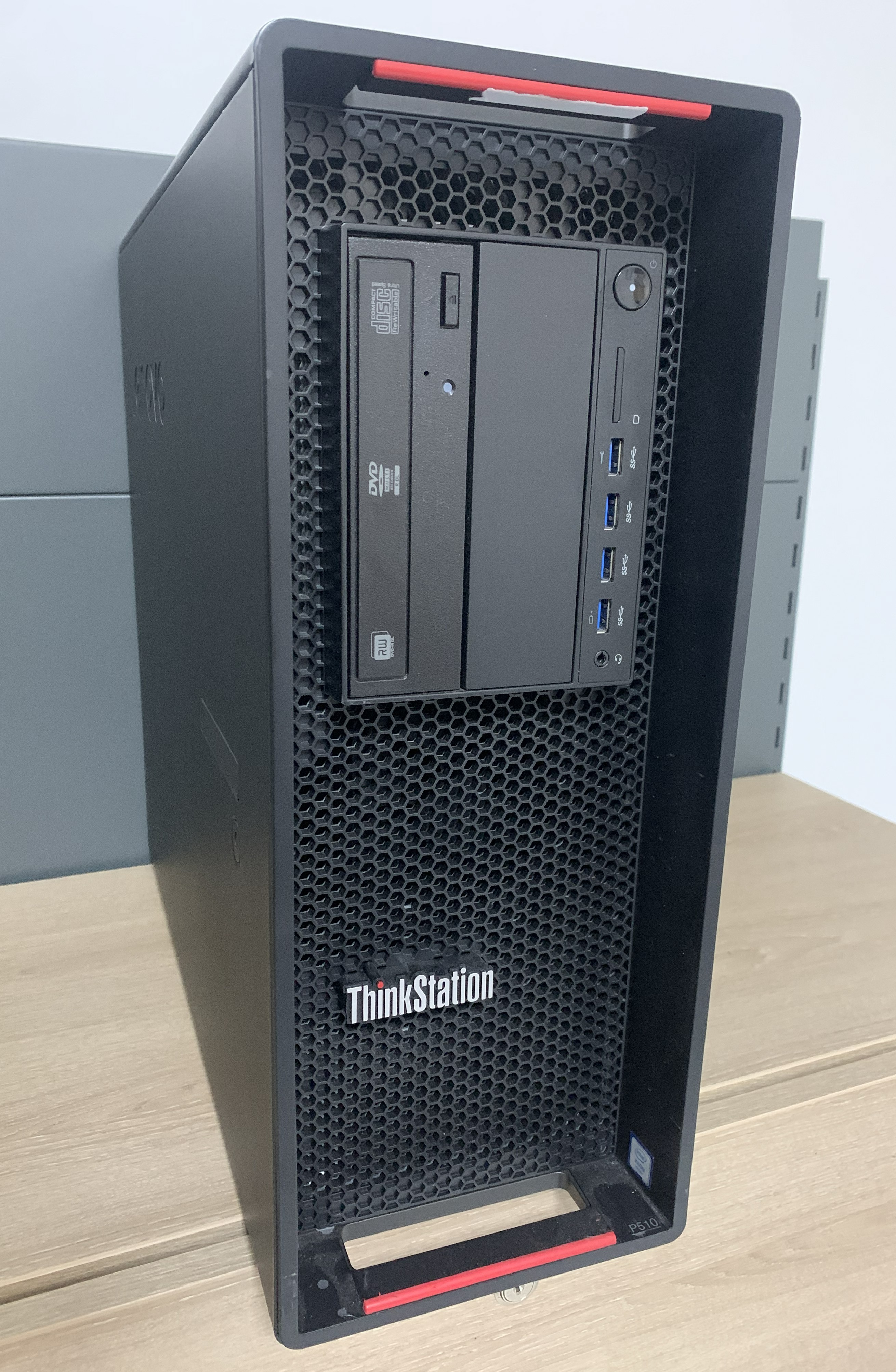 Lenovo ThinkStation P510 Xeon E5-1630v4 32GB DDR 256GB M.2 SSD NVS 310 W10