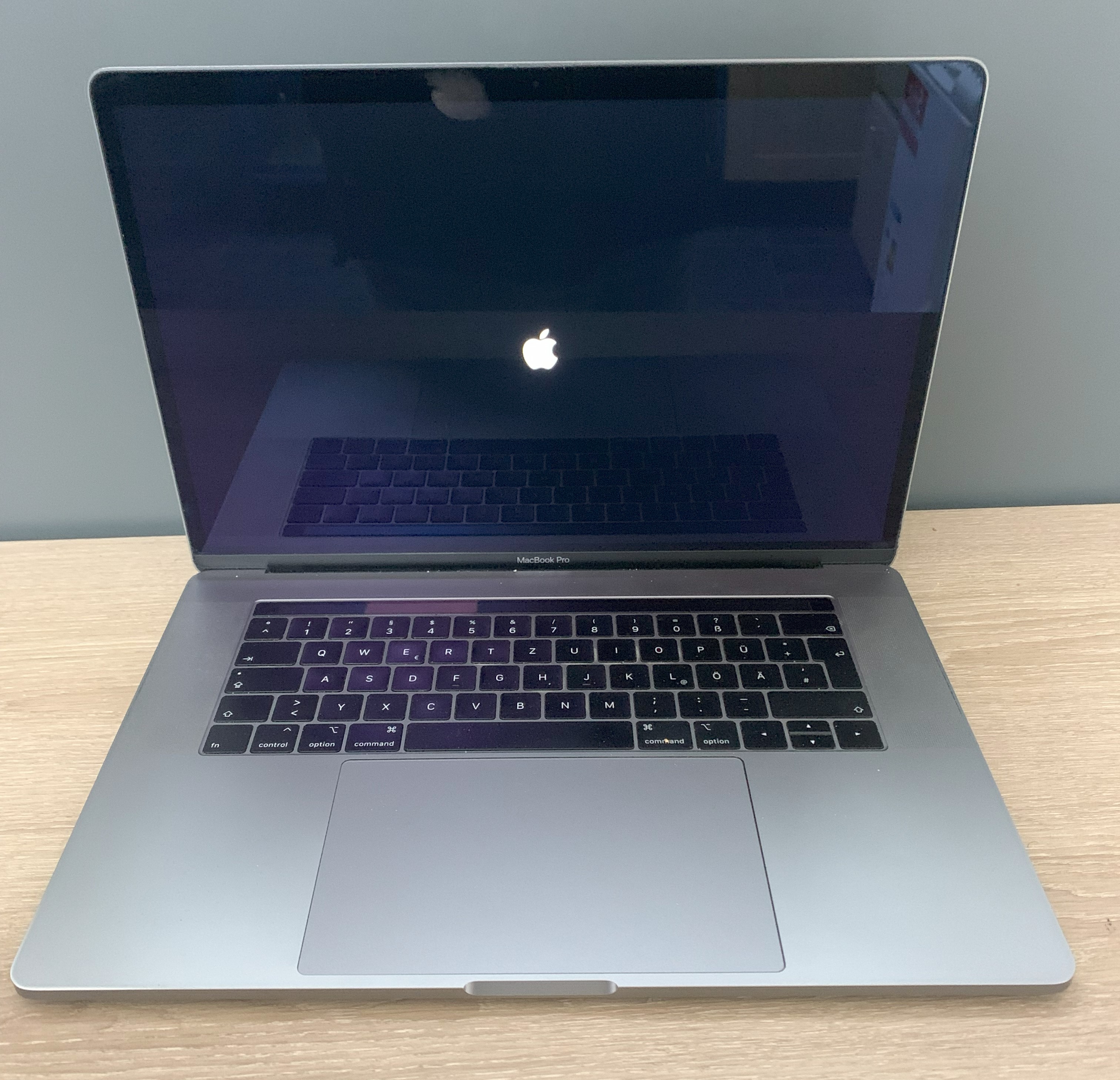 MacBook Pro A1990 Touchbar i7-9750H 16GB DDR 256GB NVMe Pro 560X Bastlerware42