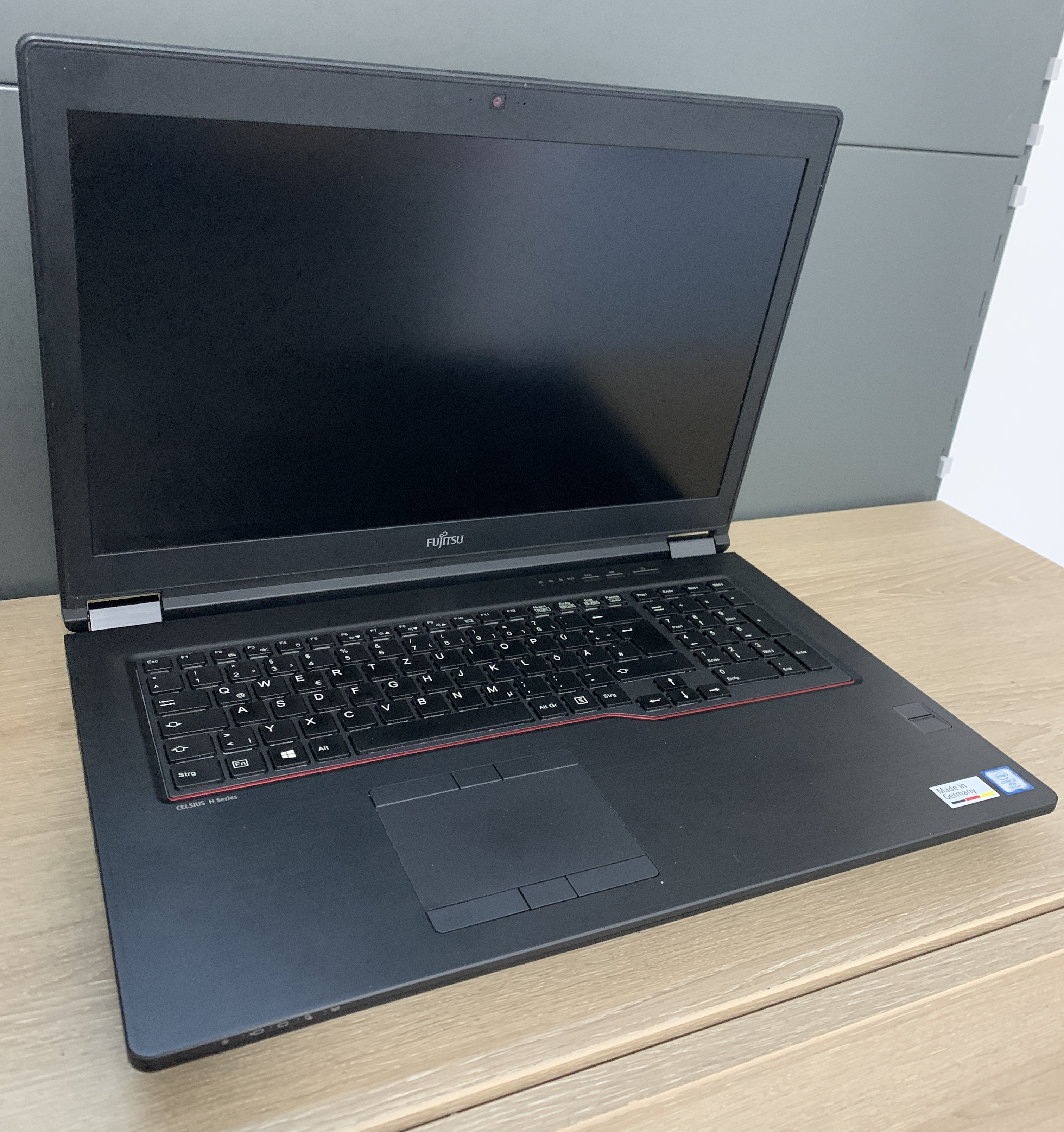 Fujitsu Celsius H970 17,3"  i7-7820HQ 16GB DDR 1TB SSD P5000 16GB WWAN A-Ware