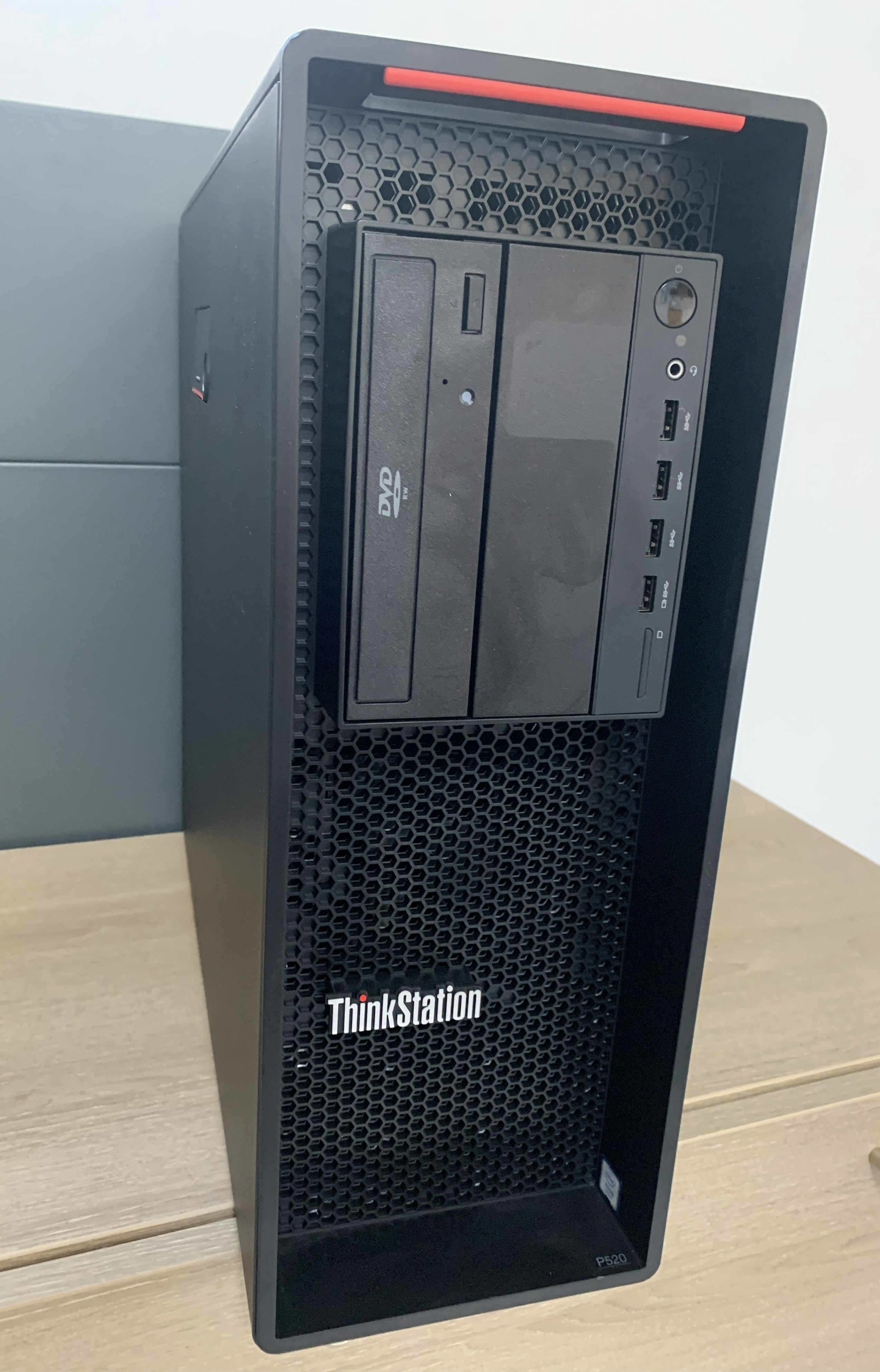 Lenovo ThinkStation P520 Xeon W-2125 64GB DDR 512GB M.2 SSD P1000 4GB RW W11