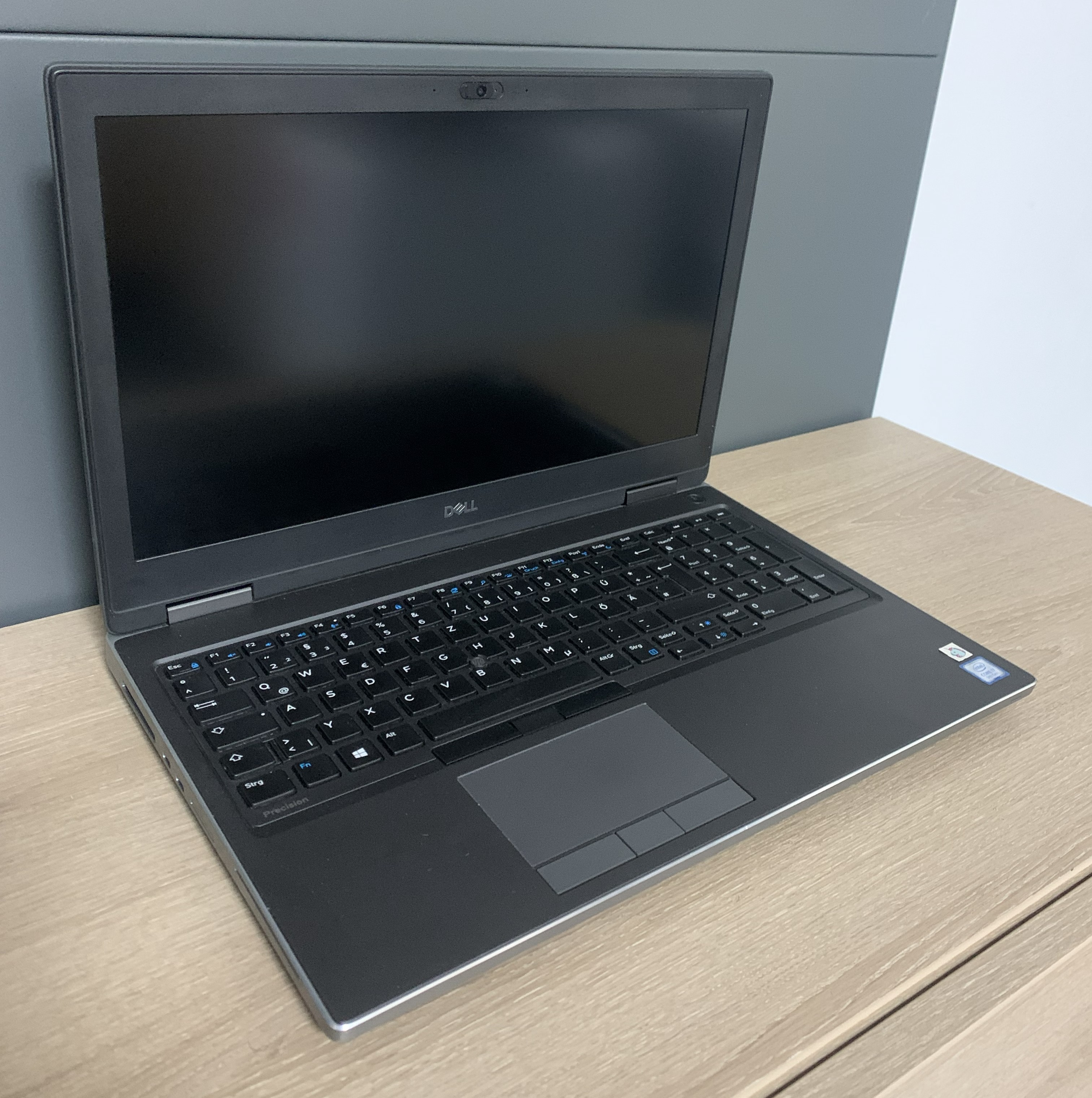 Dell Precision 7540 i7-9850H 2,60 GHz 32GB DDR 512GB M.2 SSD T1000 4GB CAM W11 Dell Precision 7540 i7-9850H 2,60 GHz 32GB DDR 512GB M.2 SSD T1000 4GB CAM W11