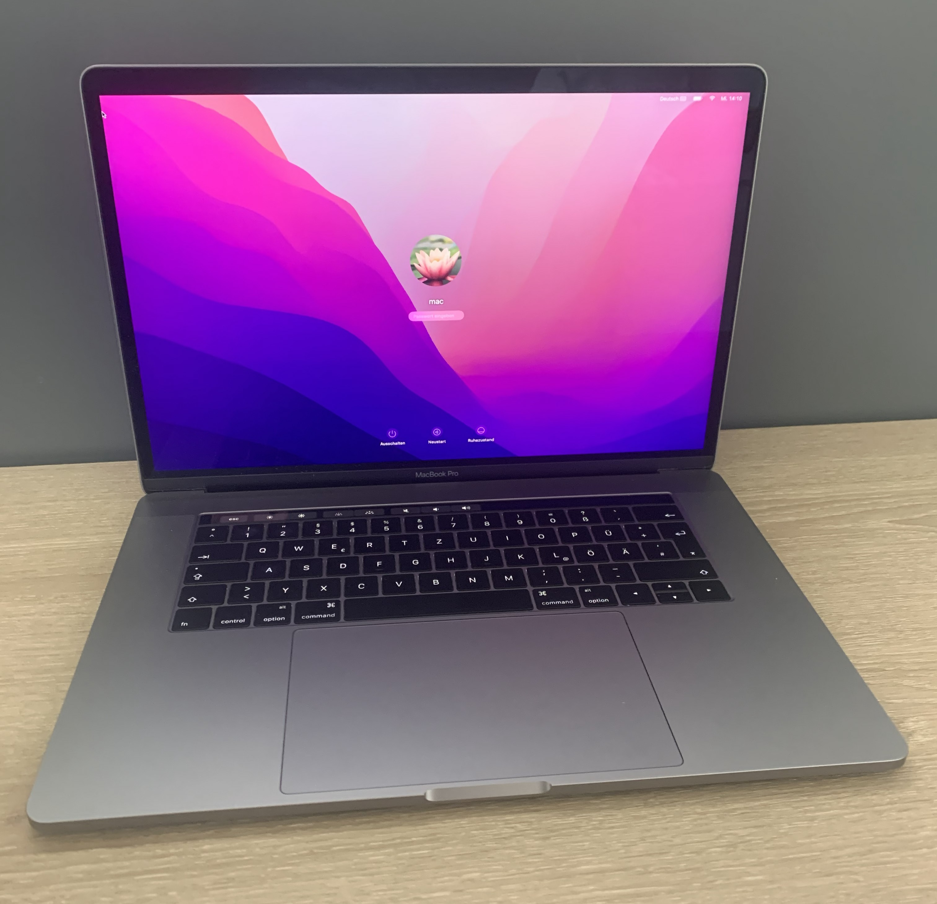 MacBook Pro  A1707 15.4" Touchbar i7-6820HQ 16GB 512GB NVMe Radeon OSX B-Ware2