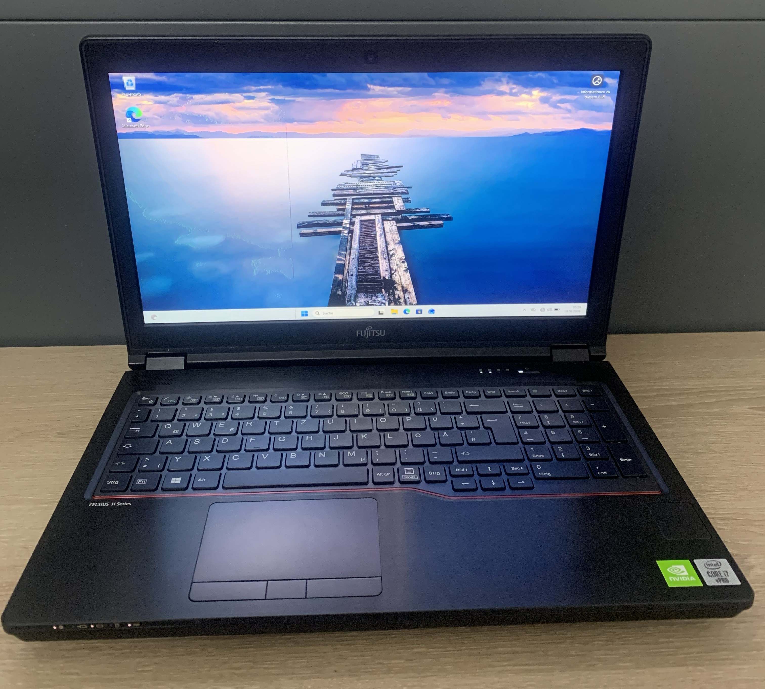 Fujitsu Celsius H7510 i7-10850H 32GB DDR 512GB NVMe T1000 4GB CAM W11 B-Ware3