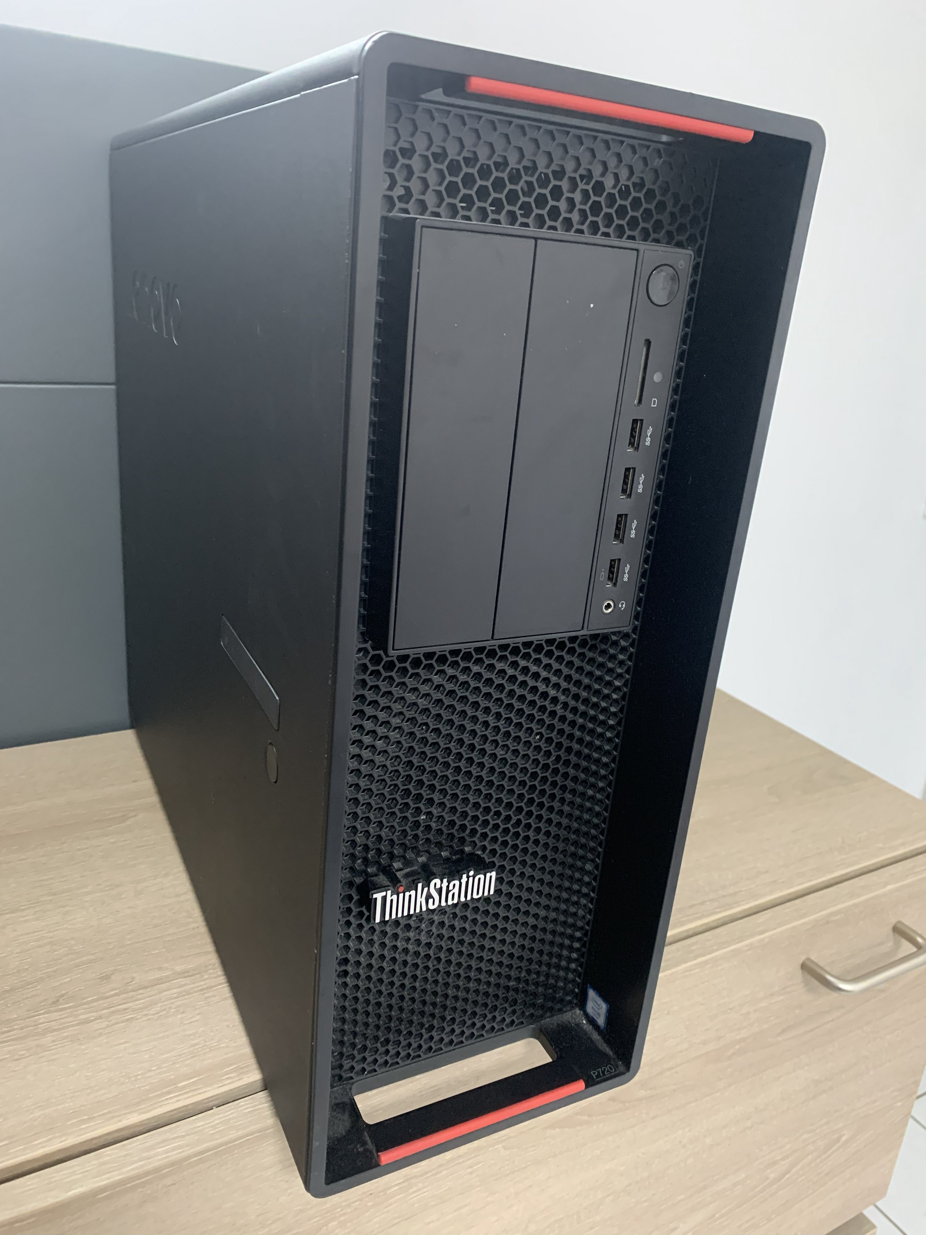 Lenovo ThinkStation P720 Silver 4116 2,10GHz 32GB DDR 512GB SSD P2000 5GB W11