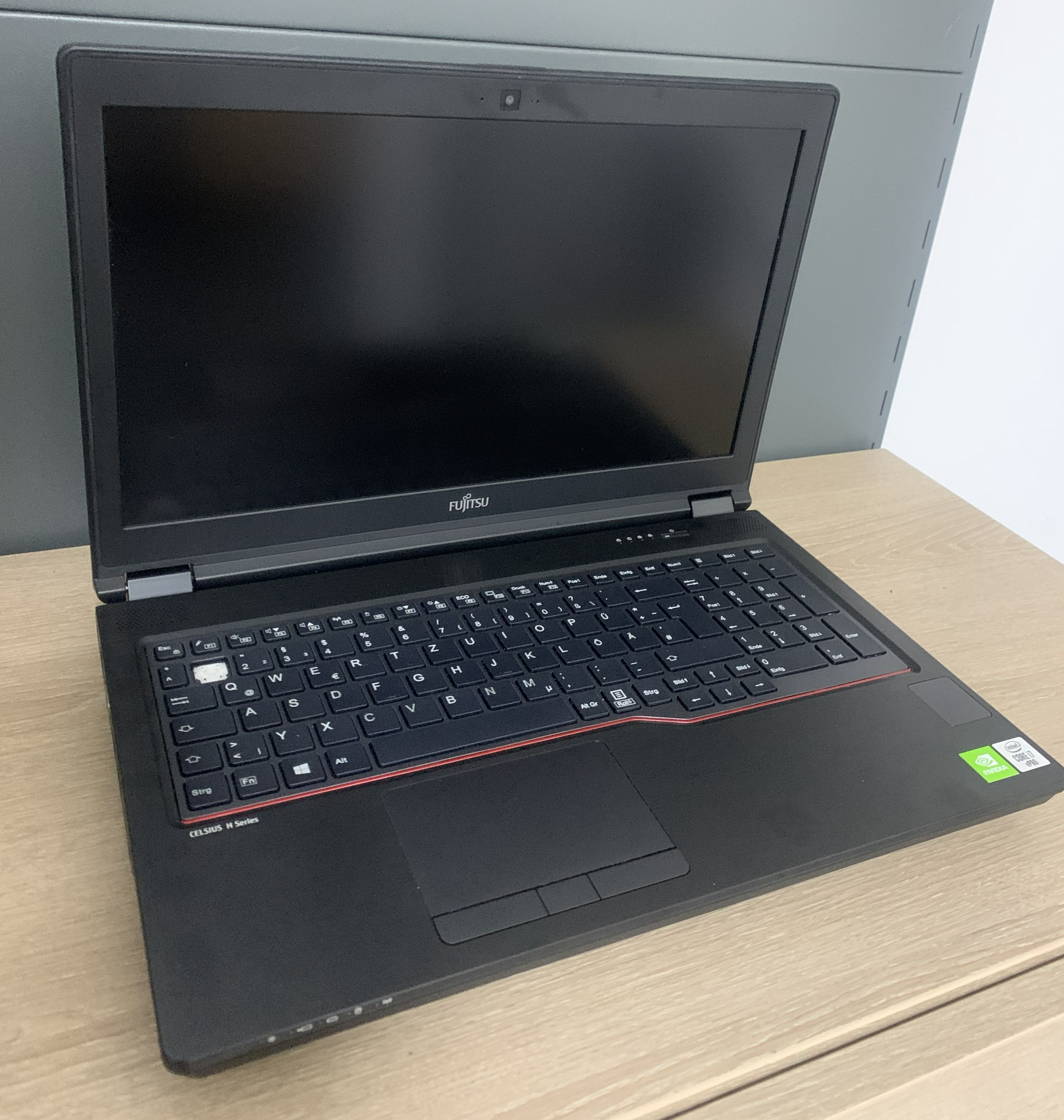 Fujitsu Celsius H7510 i7-10850H 32GB DDR 512GB NVMe T1000 4GB CAM W11 A-Ware4