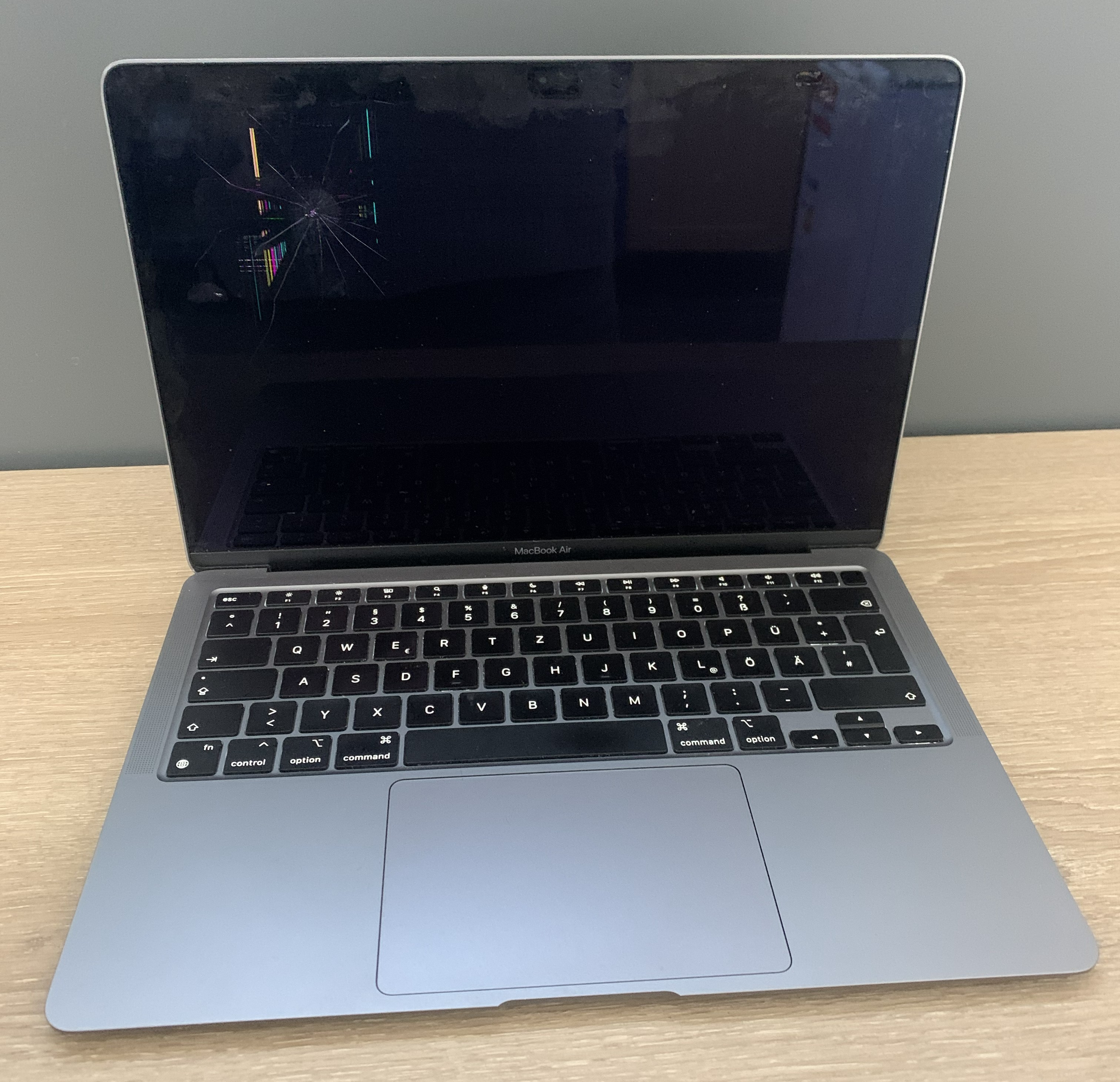 MacBook Air A2337 M1 8 CPU/7 GPU 3.2GHz 8GB ohne Festplatte Displaybruch8