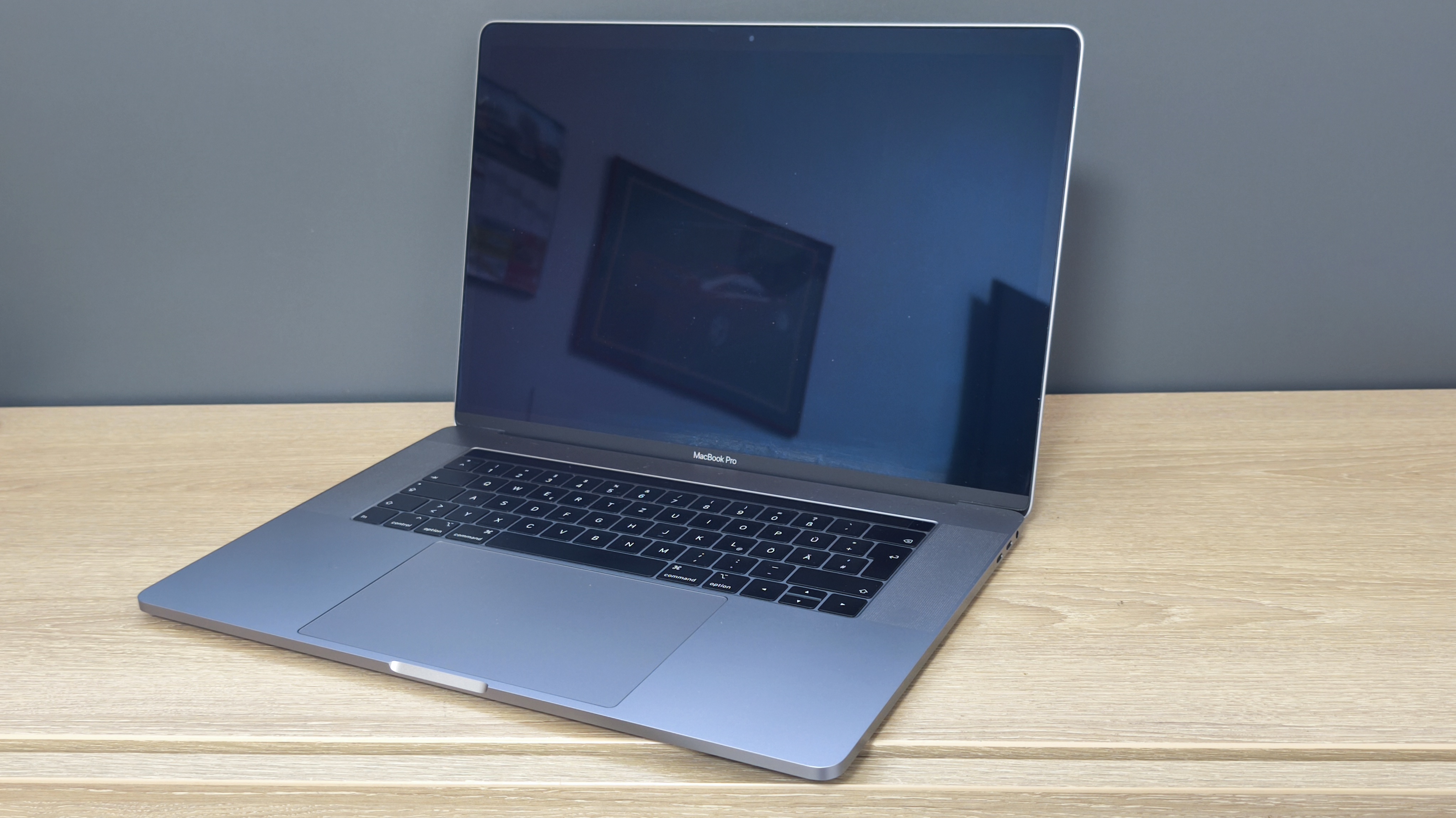 MacBook Pro A1990 Touchbar i7-9750H 32GB DDR 256GB NVMe macOS B-Ware22