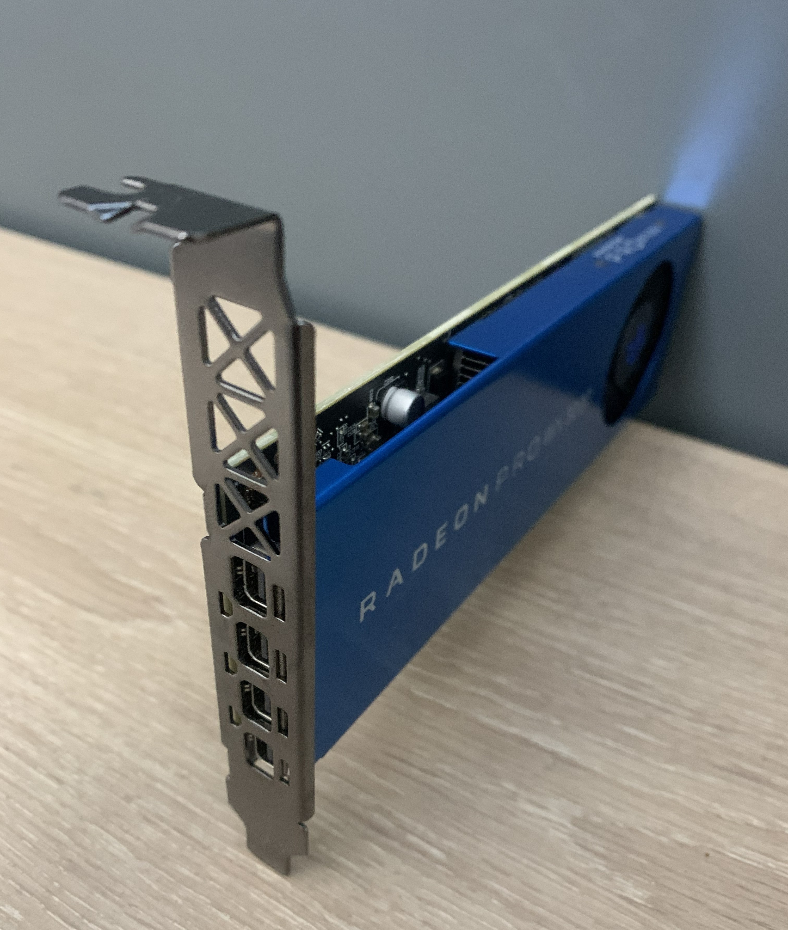 AMD Radeon PRO WX 3200 4GB GDDR5 PCIe 3.0 x16 Grafikkarte 4x Mini Displayport