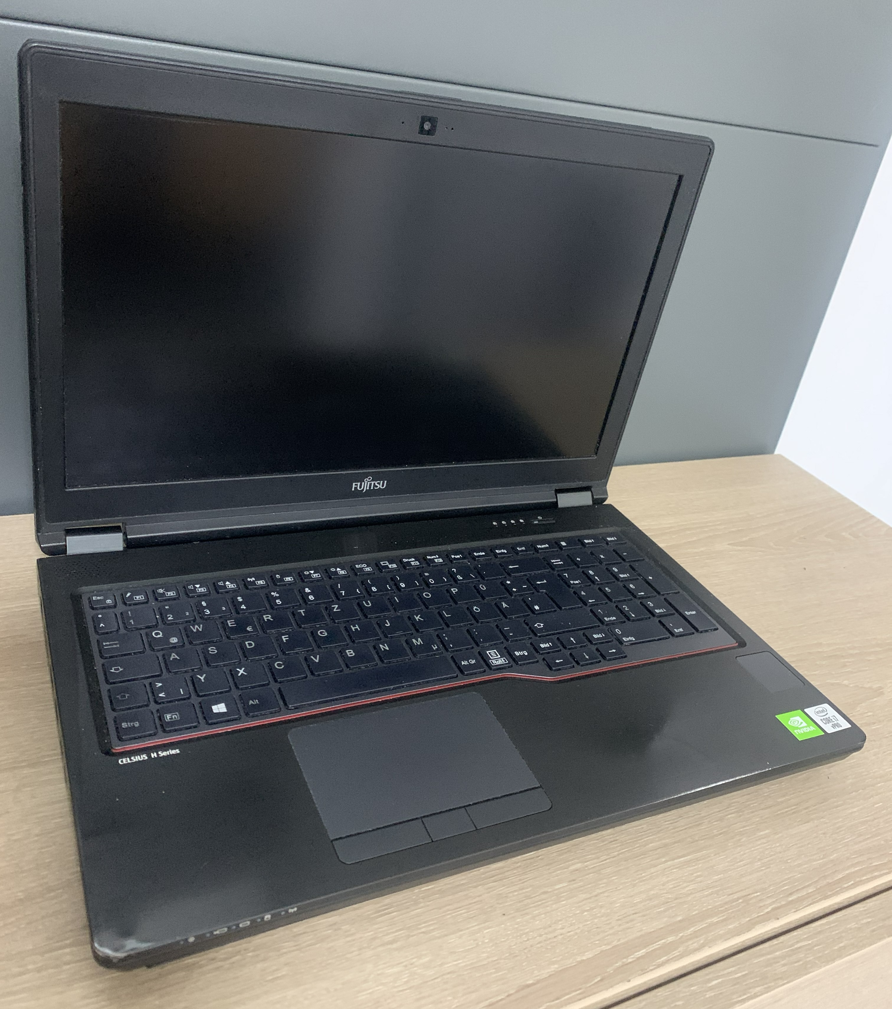 Fujitsu Celsius H7510 i7-10850H 32GB DDR 512GB NVMe T1000 4GB CAM W11  C-Ware5