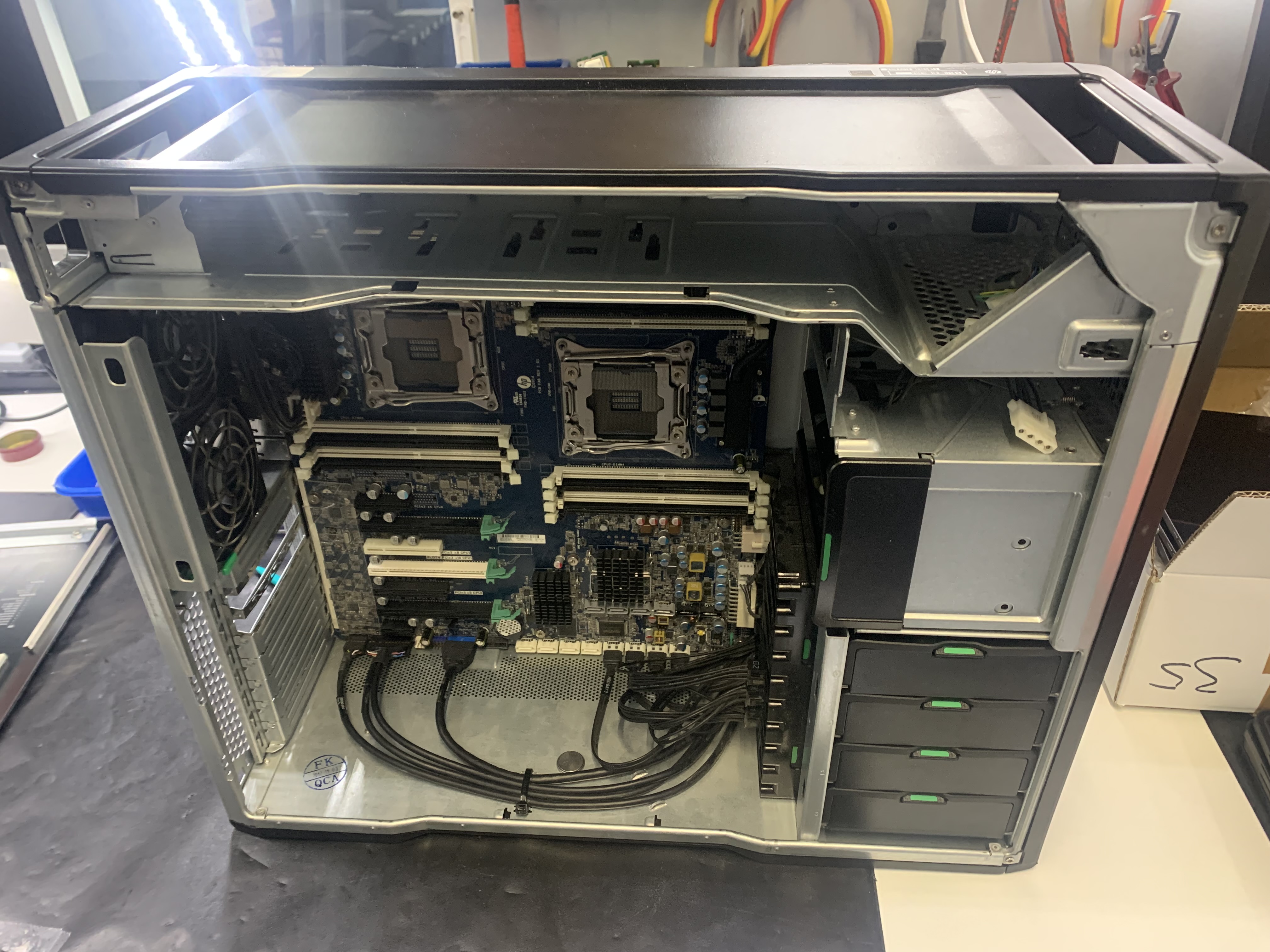 HP Workstation Z840 Gehäuse inklusive CADDY SATA Kabel und mit defekten Mainbord