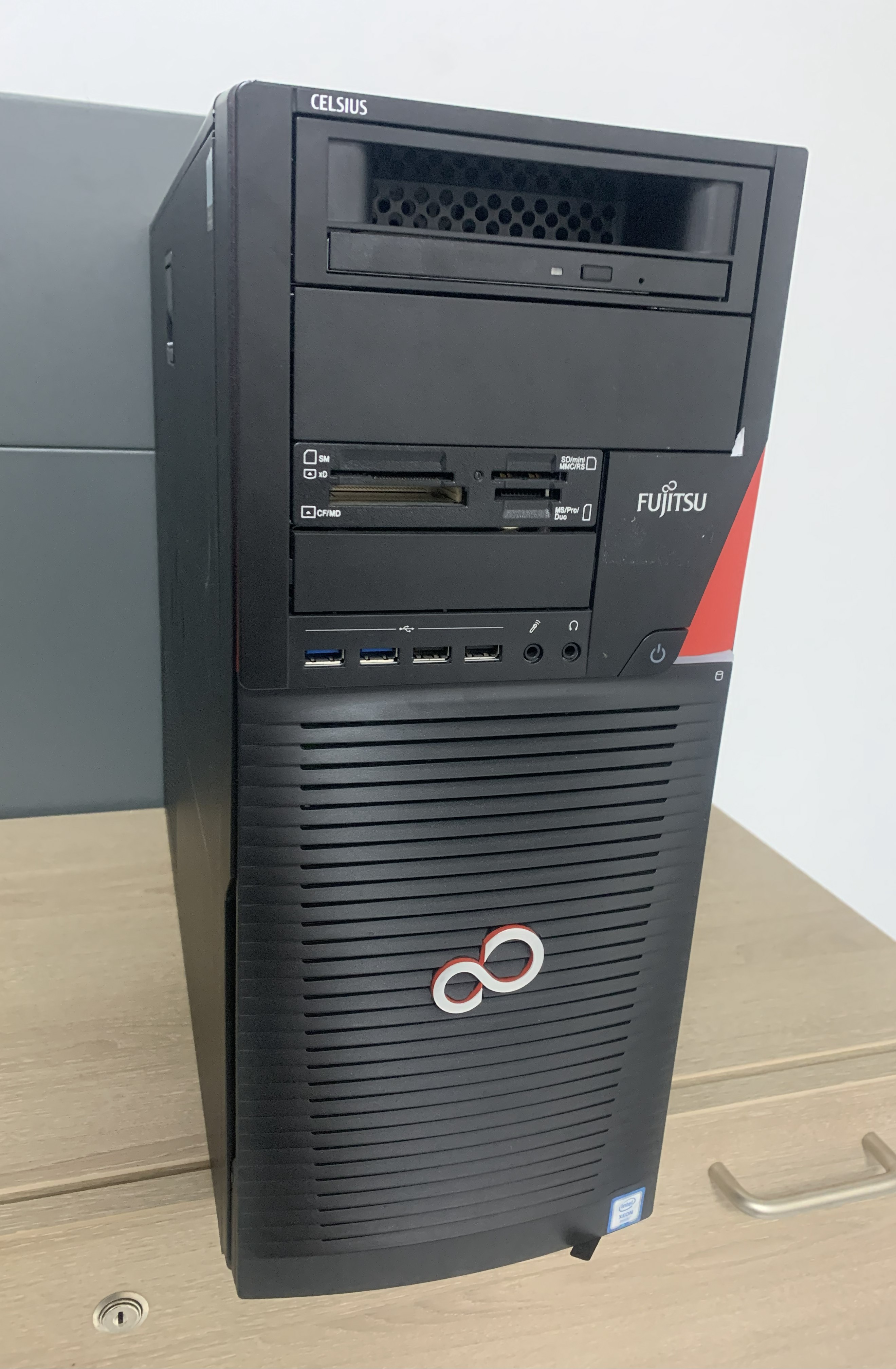 Fujitsu CELSIUS M740B Workstation E5-2620v4 64GB DDR 1TB HDD P2000 5GB RW W10