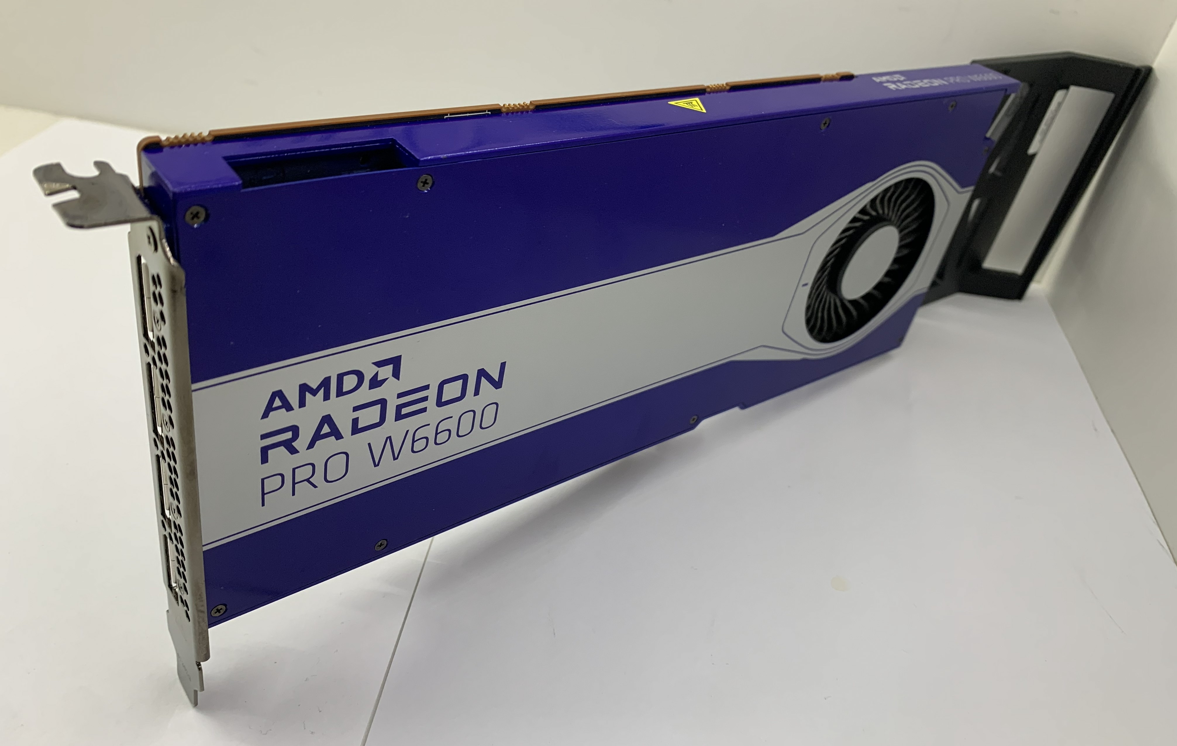 AMD Radeon PRO W6600 Grafikkarte 8 GB GDDR6 4x DisplayPort  PCIe 4.0 x8