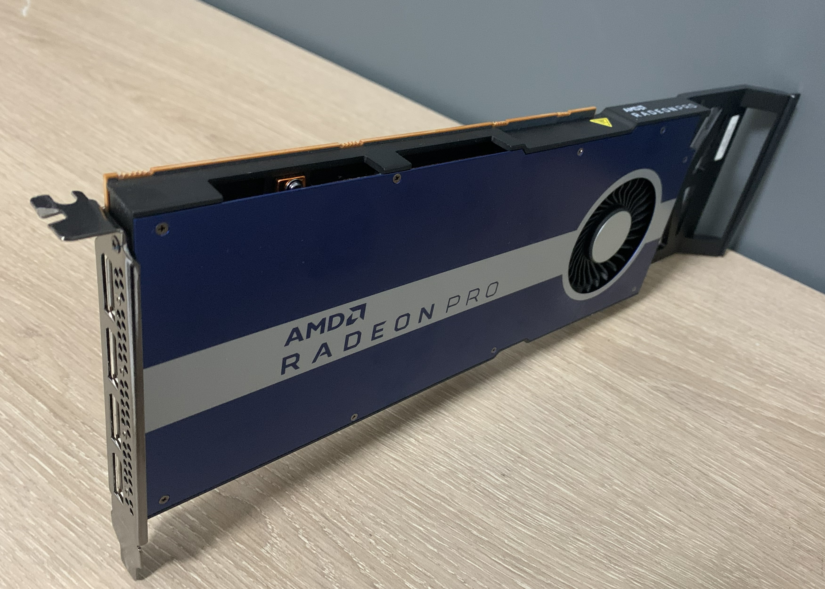 AMD Radeon Pro W5500 Grafikkarte 8GB GDDR6 4x Displayport PCI-Express 4.0 x16