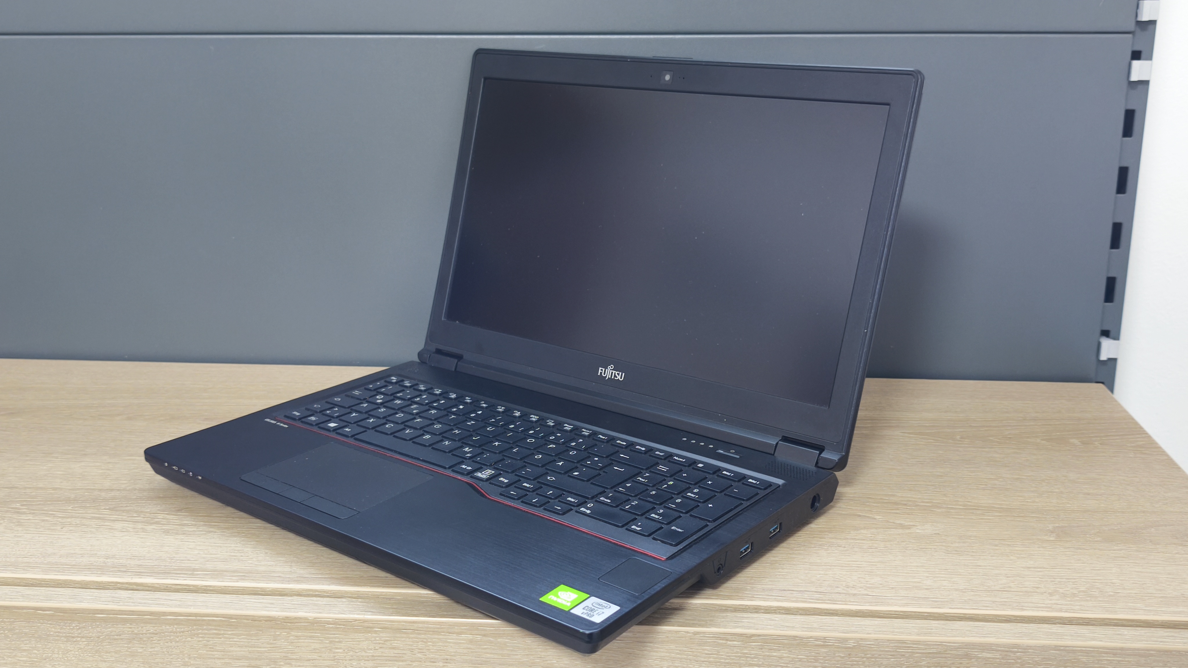 Fujitsu Celsius H7510 i7-10850H 32GB DDR T1000 4GB CAM W11 C-Ware10