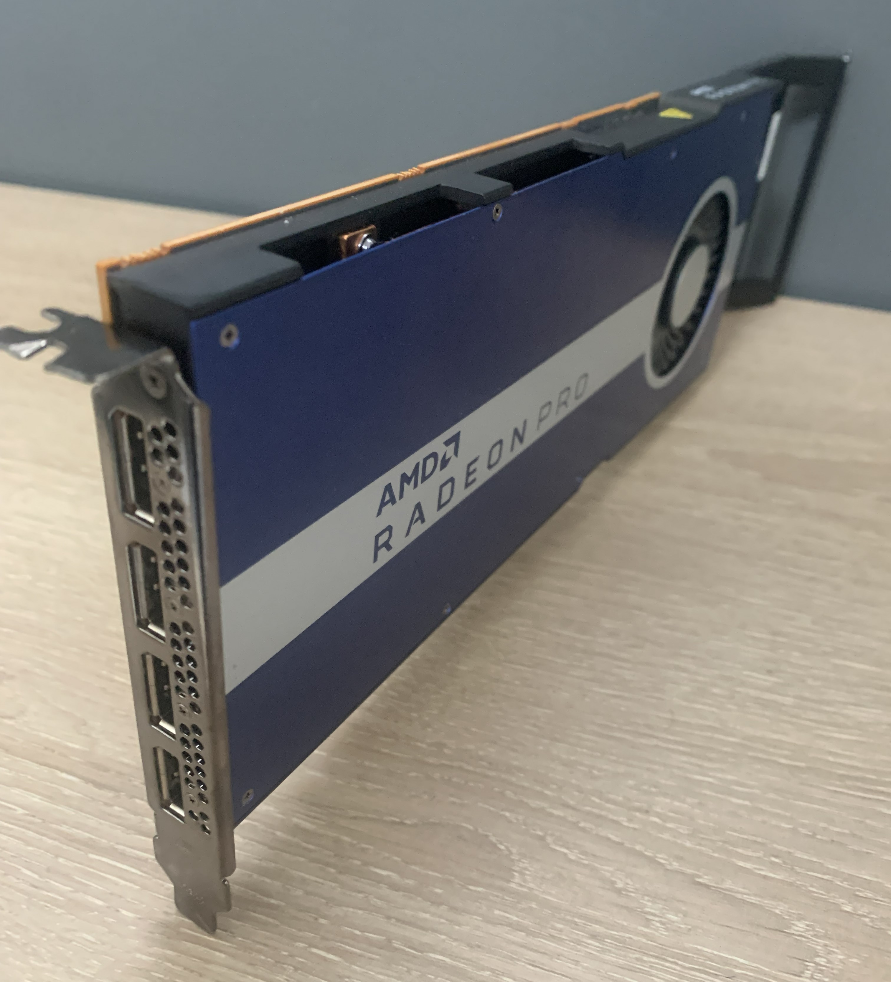 AMD Radeon Pro W5500 Grafikkarte 8GB GDDR6 4x Displayport PCI-Express 4.0 x16