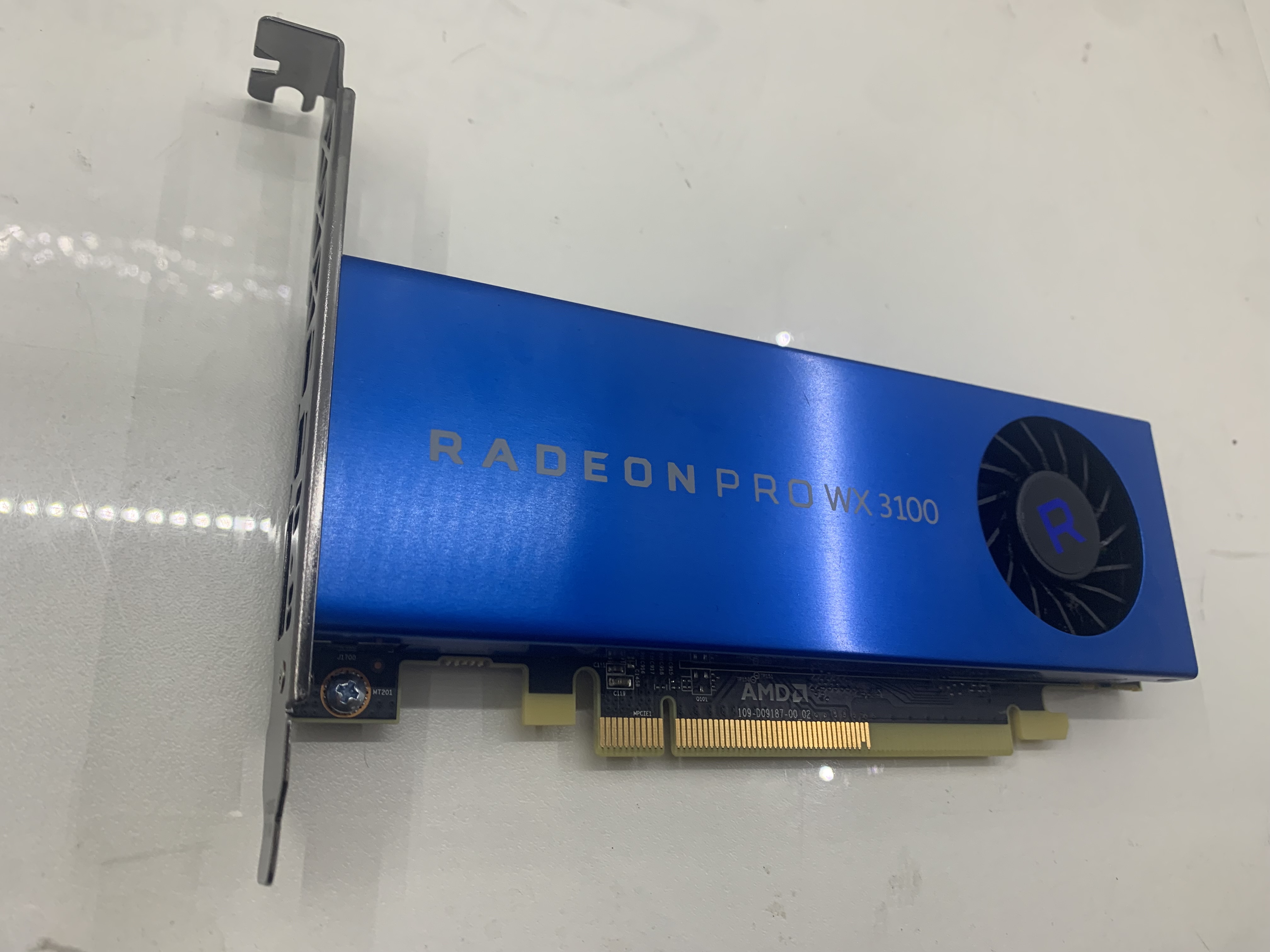 AMD Radeon PRO WX 3100 4GB GDDR5 PCIe 3.0 x16 Grafikkarte 1x DP, 2x mini DP