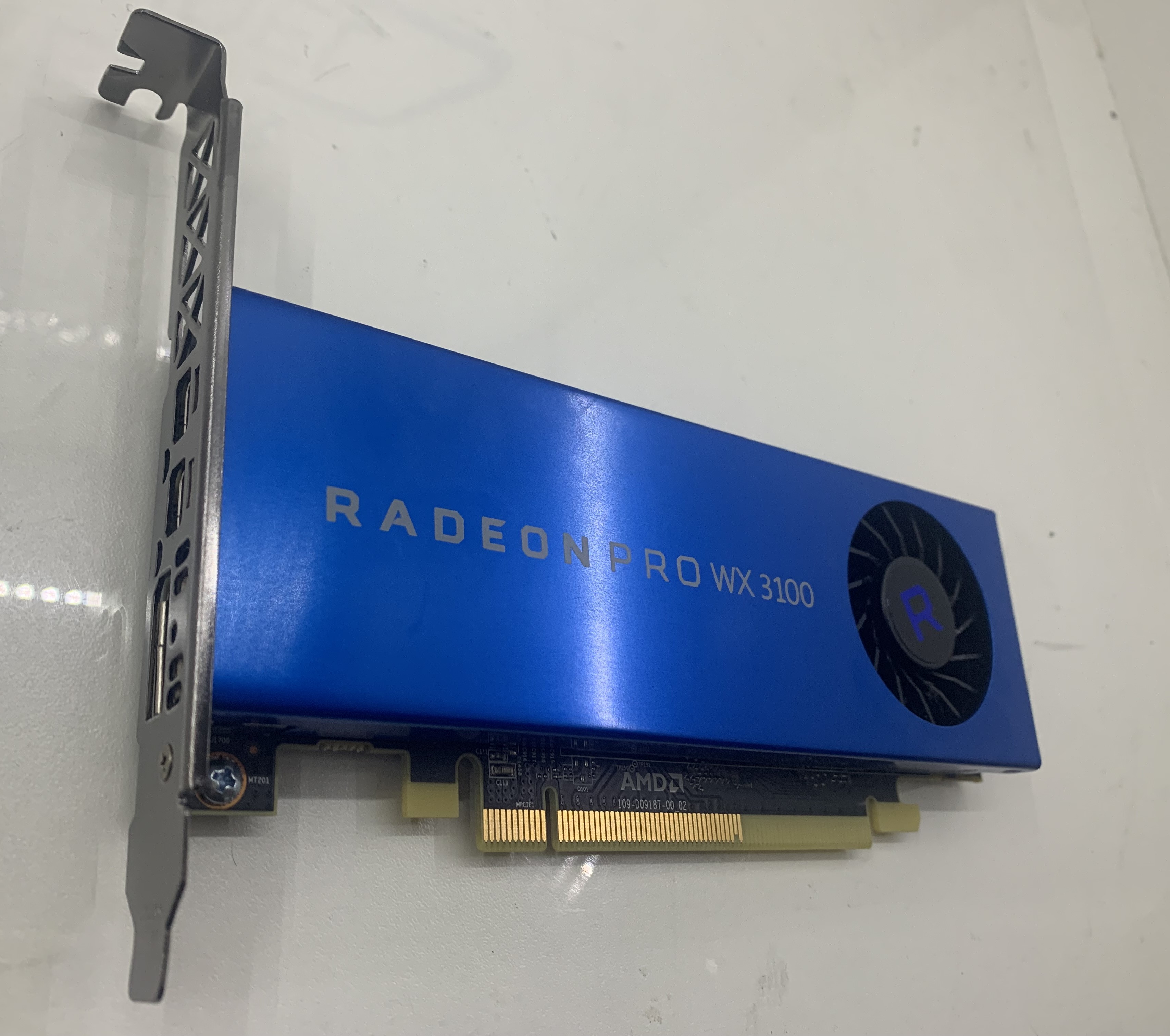 AMD Radeon PRO WX 3100 4GB GDDR5 PCIe 3.0 x16 Grafikkarte 1x DP, 2x mini DP