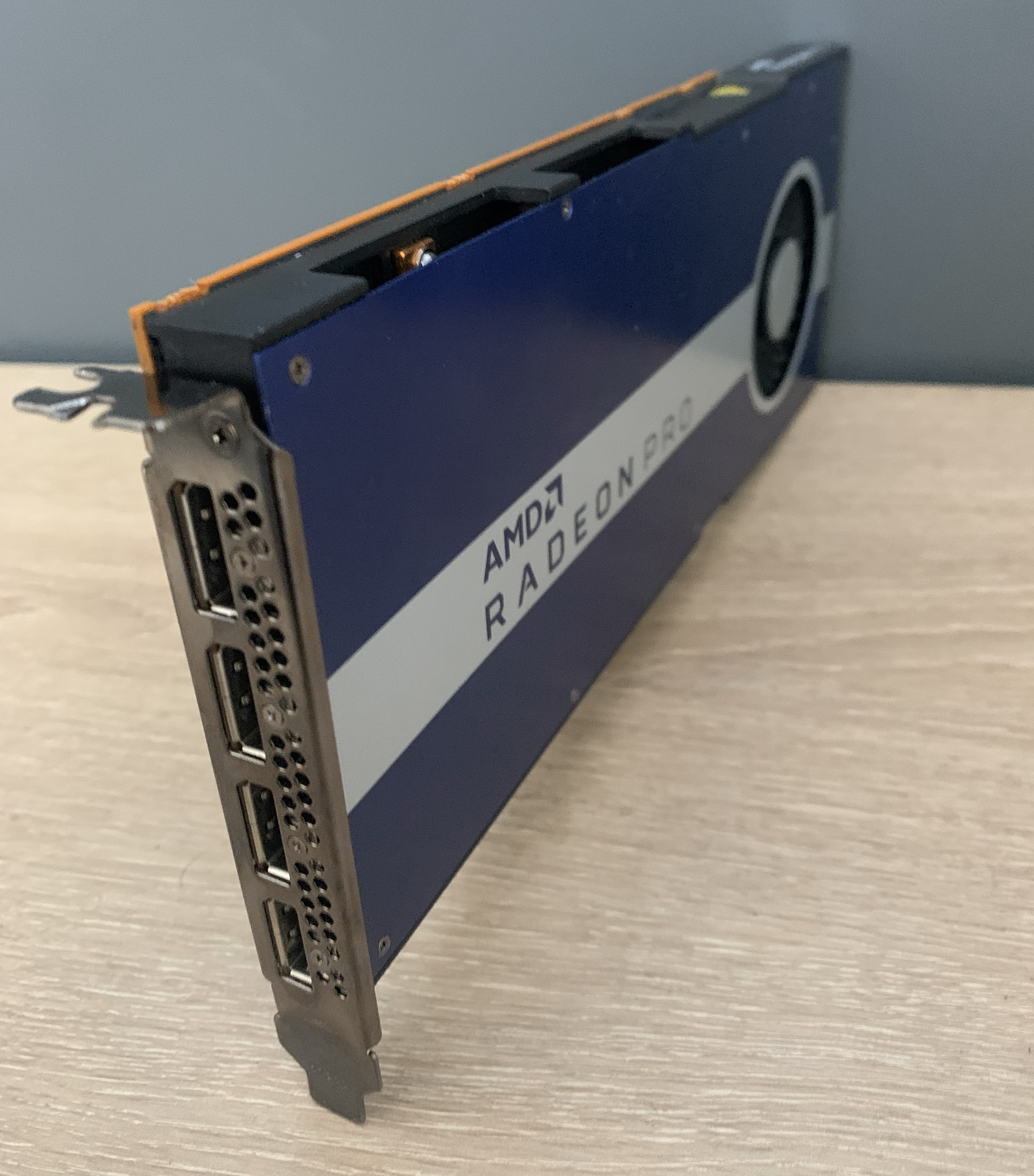 AMD Radeon Pro W5500 Grafikkarte 8GB GDDR6 4x Displayport PCI-Express 4.0 x16