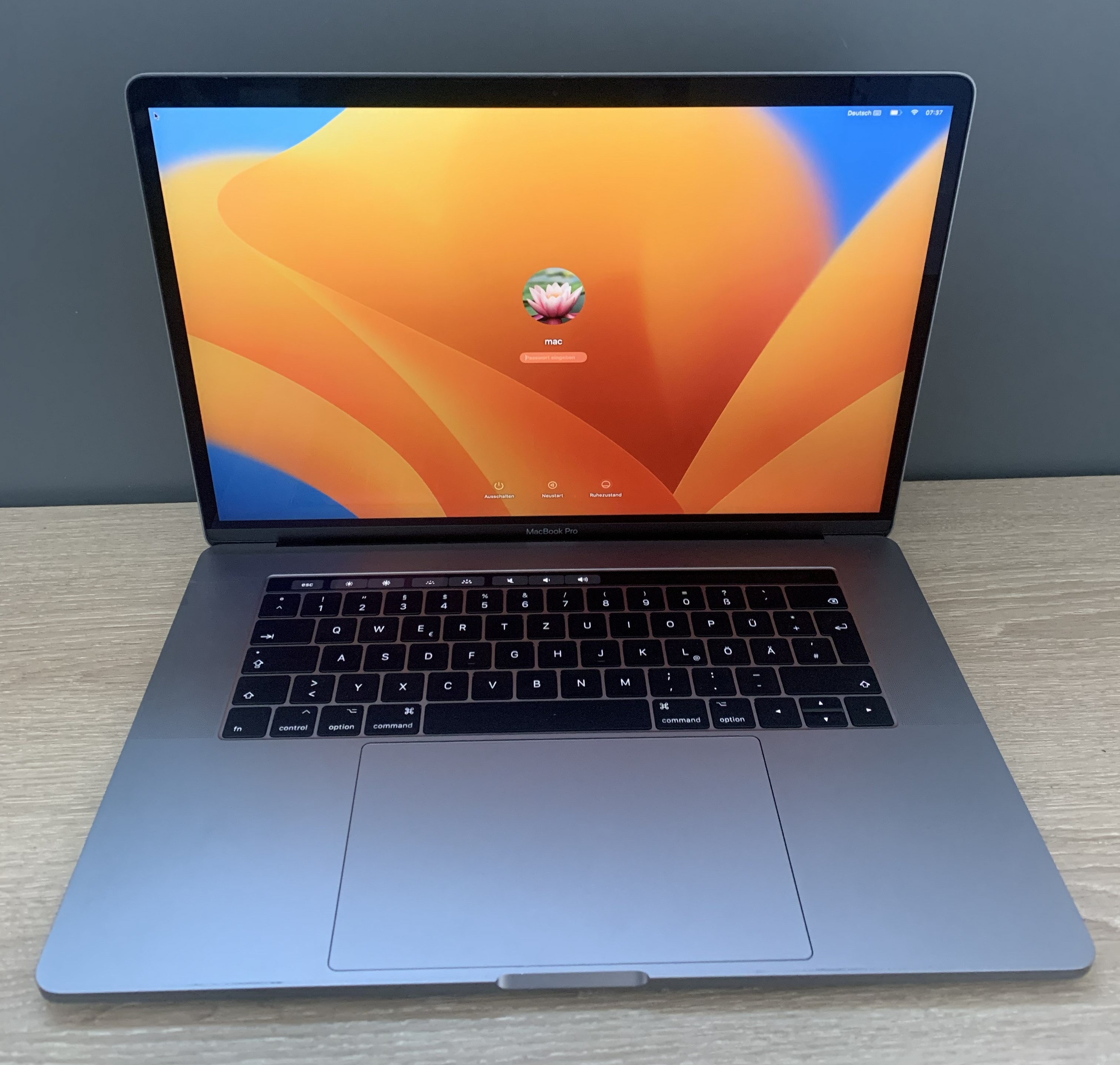 MacBook Pro  A1707 15.4"  i7-7700HQ 16GB 256GB NVMe Radeon 555 macOS B-Ware17