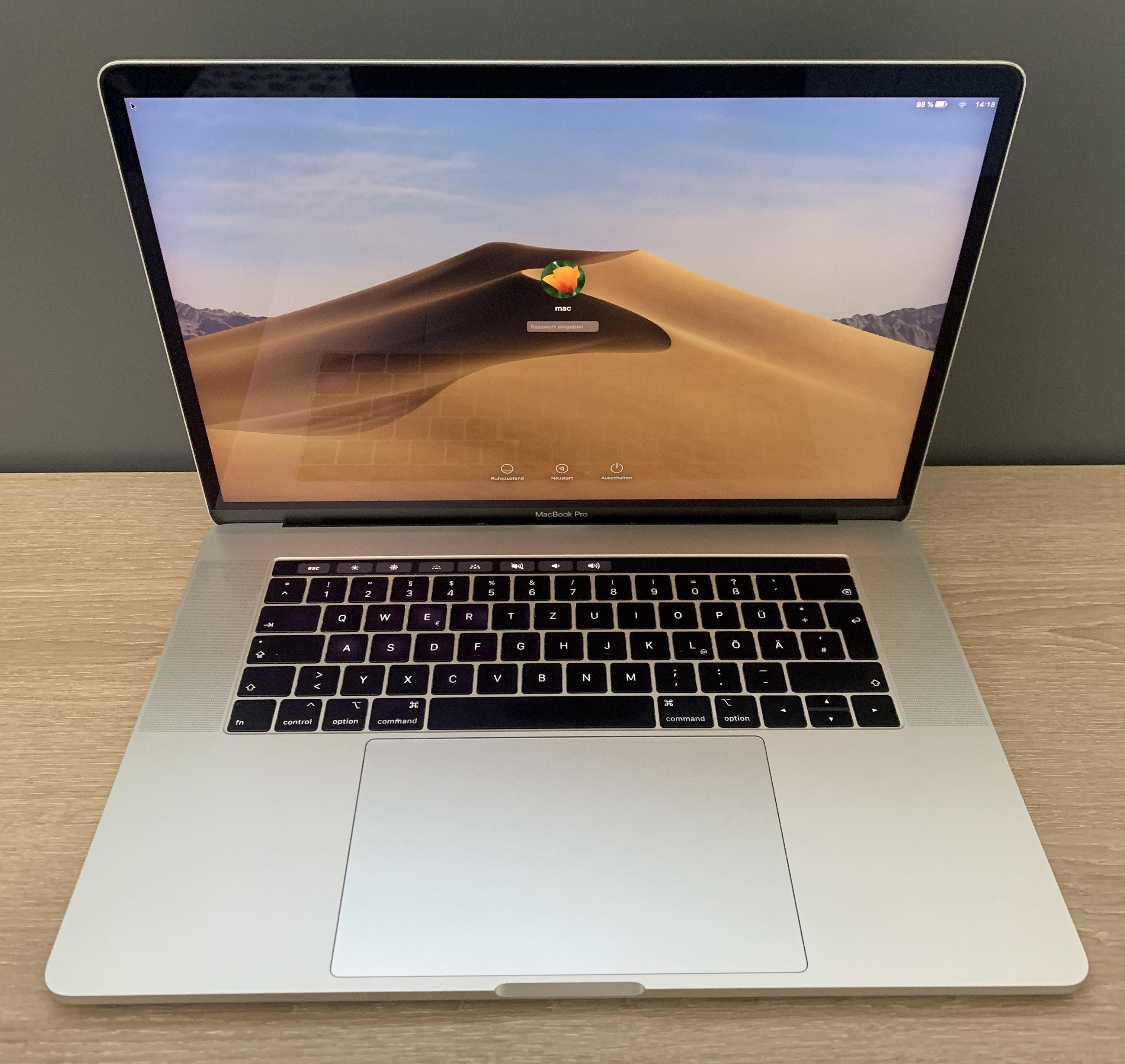 MacBook Pro A1990 15" Touchbar i9-9880H 32GB DDR 512GB NVMe Radeon macOS A-Ware3